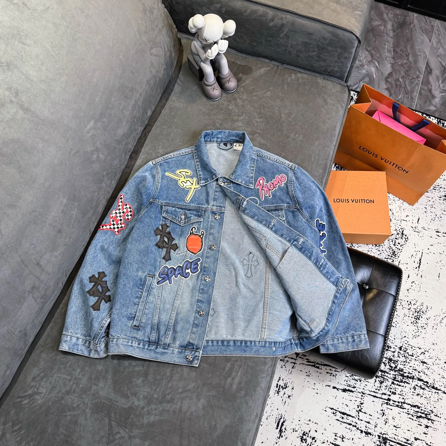 P350 ChromeHearts/Cro Hearts Cartoon Letter Chapter Cross Piece Leather Denim Jacket If you are obsessed with ChromeHearts, you can check it out. The same style for celebrities. Chrome Hearts is a very representative shirt jacket. The upper body of both men and women is really amazing, and it is also the same style as Yu Shuxin Angelababy! Recommended loose style for girls, super sweet! As soon as you go out, you will turn heads‼ ️This jacket is really eye-catching (the same style of pants is available) Color: light blue Size: S M L XL